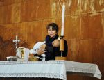 Požehnání dítěte nad oltářem